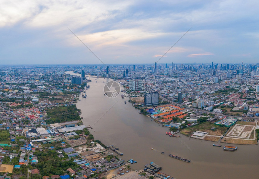 泰国曼谷市中心天线ChaoPhraya河曲线的空中观察金融区和智能城市的商业中心天桥和蓝高楼图片