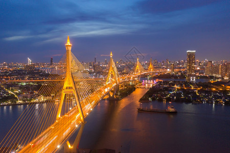 BhumibolBridge和ChaoPhraya河的空中夜景图片