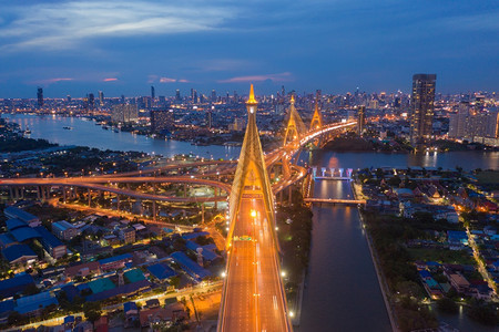 BhumibolBridge和ChaoPhraya河的空中夜景图片