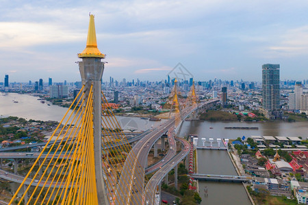 BhumibolBridge和ChaoPhraya河的空中景象图片