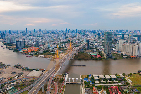 BhumibolBridge和ChaoPhraya河的空中景象图片