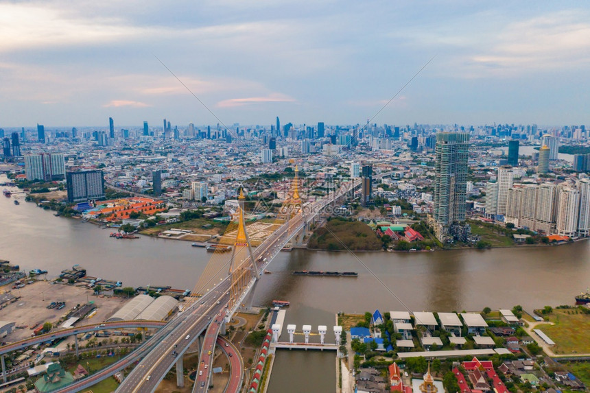 BhumibolBridge和ChaoPhraya河的空中景象图片