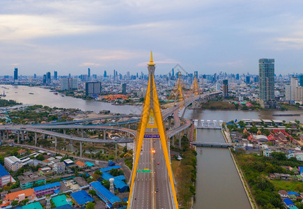 BhumibolBridge和ChaoPhraya河的空中景象图片