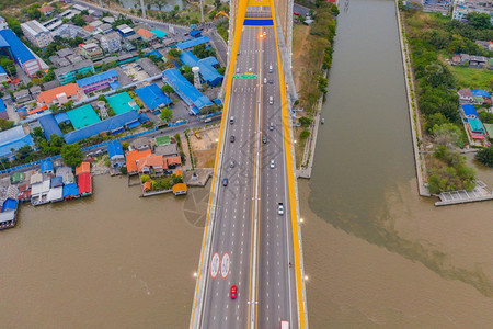 BhumibolBridge和ChaoPhraya河的空中景象在图片