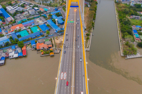 BhumibolBridge和ChaoPhraya河的空中景象在图片