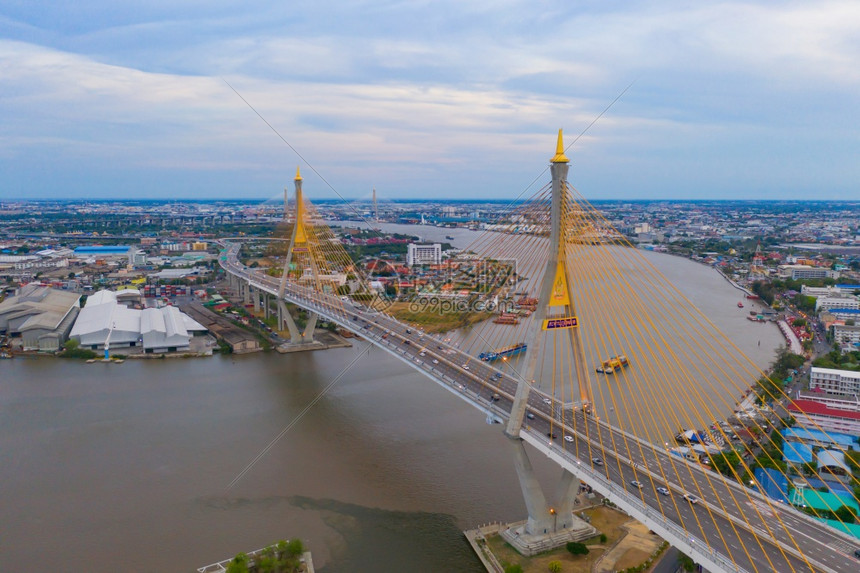 BhumibolBridge和ChaoPhraya河的空中景象图片