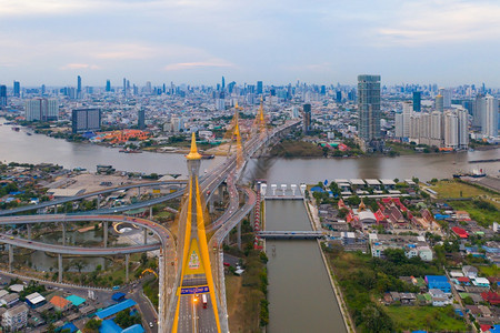 BhumibolBridge和ChaoPhraya河的空中景象图片