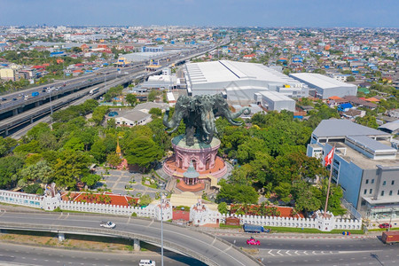 Erawan博物馆的空中景象是一座大头雕塑有3个目SamutPrakan区和曼谷市中心旅游景点泰国中午城市地标建筑图片