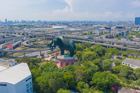 Erawan博物馆的空中景象是一座大头雕塑有3个目SamutPrakan区和曼谷市中心旅游景点泰国中午城市地标建筑图片