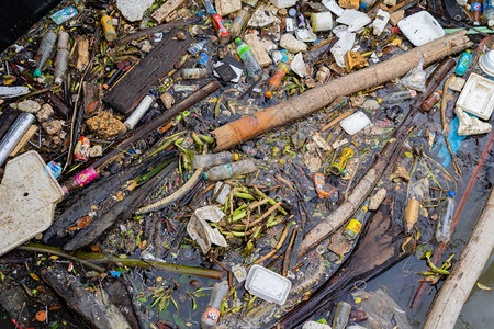 大型垃圾堆放场塑料袋垃圾和堆放在城市的河流或湖中在环境污染概念下在城市的河流或湖中图片
