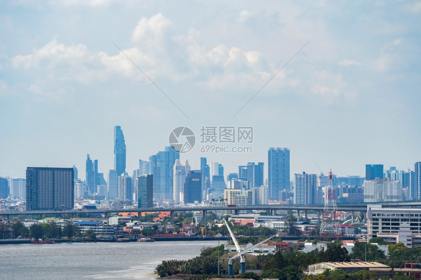 泰国曼谷市中心天线ChaoPhraya河的空中景象金融区和智能城市的商业中心天桥和蓝高楼建筑图片