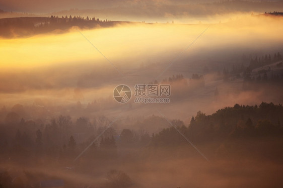 日出山上美丽的雾色风景美好的晨雾秋天山阳光照耀图片