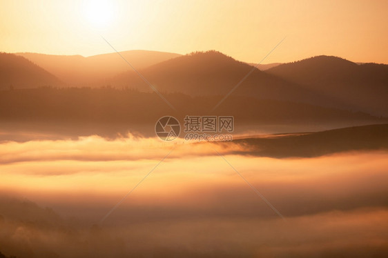 日出山上美丽的雾色风景美好的晨雾秋天山阳光照耀图片