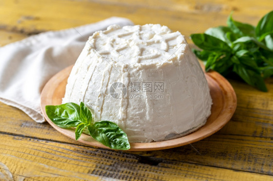意大利奶油酪配有新鲜的奶油树叶图片