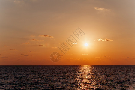 海面上美丽的日落水中的反射图片