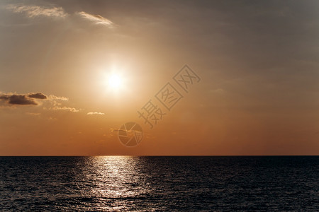 海边美丽的温暖日落美丽的风景迷人日落图片