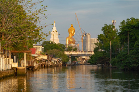 泰国曼谷城市ChaoPhraya河上乘船在法西查罗安区的WatPaknamPhasiCharioenTemple上图片