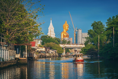 泰国曼谷城市ChaoPhraya河上乘船在法西查罗安区的WatPaknamPhasiCharioenTemple上图片
