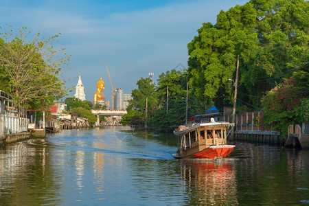 泰国曼谷城市ChaoPhraya河上乘船在法西查罗安区的WatPaknamPhasiCharioenTemple上图片