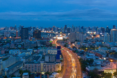 曼谷市中心天线泰国公路或街道的空中景象智能城市的金融区和商业夜里天梯和高楼大图片