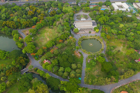 Lumpini公园花绿树的空中顶层景象和反射智能城市绿色生态区泰国曼谷中午环境自然景观背图片