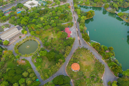 Lumpini公园花绿树的空中顶层景象和反射智能城市绿色生态区泰国曼谷中午环境自然景观背图片