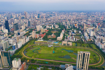 泰国曼谷市中心天空线Ratchadamri区皇家曼谷体育俱乐部的空中景象亚洲智能城市金融区日落时天梯和高楼图片