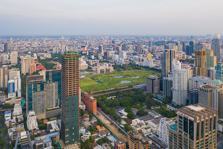 泰国曼谷市中心天空线Ratchadamri区皇家曼谷体育俱乐部的空中景象亚洲智能城市金融区日落时天梯和高楼图片