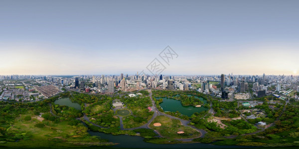 泰国曼谷市中心天线Sathorn的Lumpini公园绿树空中的无缝全景泰国城市金融区Skycraper大楼图片