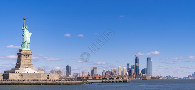 曼哈顿市中心天线摩大楼背景的全自由女神像纽约市州美国市地标旅行目的和城市景色概念图片