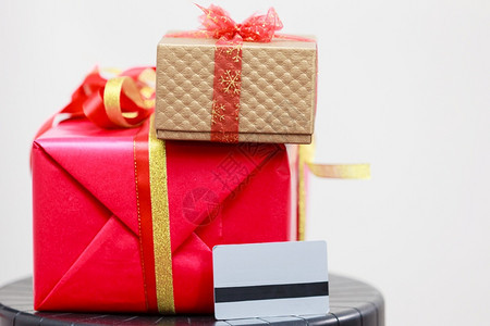 红金礼品盒和信用卡圣诞节时间概念两个红金礼物盒图片