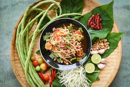 泰国食物最顶尖的景象是木瓜沙拉辣椒配有长院豆草和香料成分图片