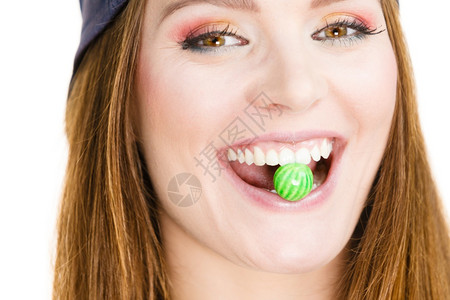 疯狂有趣的人概念嚼口香糖的女孩年轻人有帽子和长头发图片