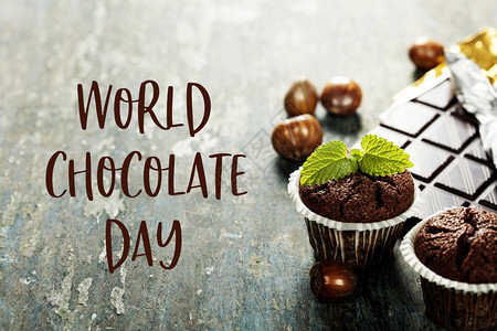 世界巧克力日概念7July木板上的巧克力松饼食物和饮料世界巧克力日概念松饼世界巧克力日文本图片