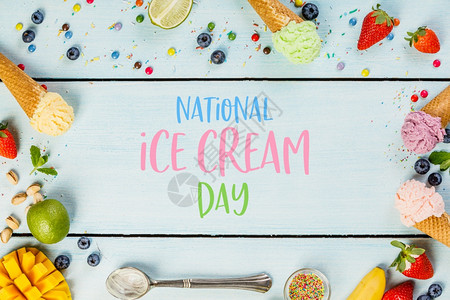 全国冰淇淋日19July概念各种冰淇淋口味包括粉红草莓紫蓝绿松果茶石灰和黄芒果蓝木本底的香蕉布置各种冰淇淋全国日July概念图片