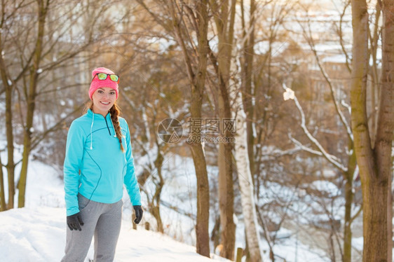 年轻女孩在公园里跑冬季运动和健身康自然符合概念图片