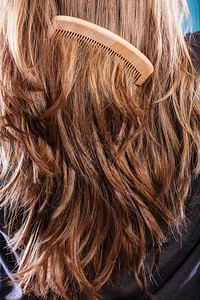 头发理概念直棕色头发木梳子直棕色头发图片