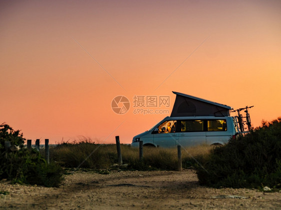 在地中海岸旅游带帐篷的露营房车图片