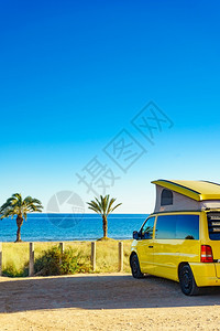 有帐篷顶的面包车在西班牙海岸露营背景图片