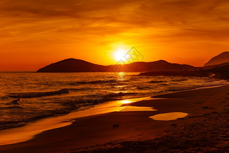 日落在海面上滨风景卡尔布兰克海滩穆尔西亚班牙图片