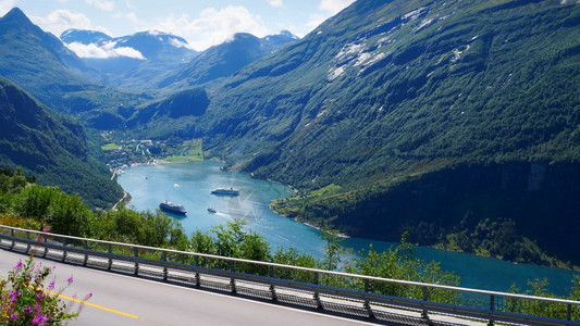 FjordGeirangerfjord和渡轮船从挪威Ornesviven观望点看旅行目的地挪威FjordGeirangerfjo图片