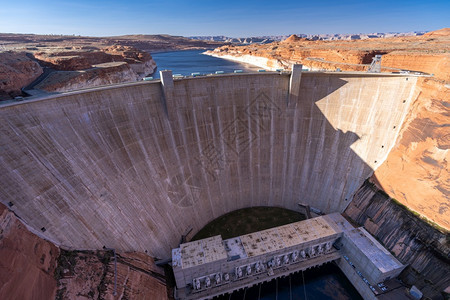 GlenCanyonDam与Pawell湖一起在美国亚利桑那州Page市沙漠农村地区美国陆界环境水资源库和电力概念图片