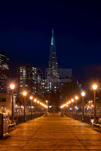 旧金山市中心天际线一座摩大楼从美国加利福尼亚州码头夜里从美国加利福尼亚州图片