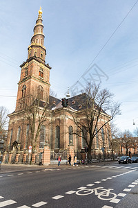 在丹麦哥本哈根的Cepenhagen教堂是我们在堂的救世主这是一个Baroque教堂有Helixspire在哥本哈根市中心提供了图片