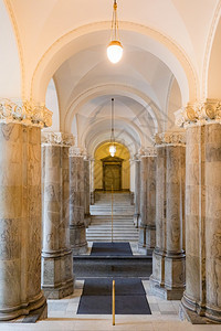 丹麦哥本哈根议会大厦走廊厅的建筑地标和奖杯概念图片