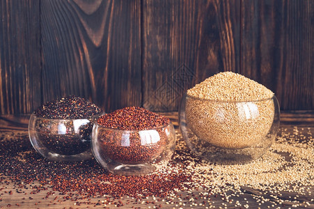 木背景上不同种类的quinoa图片