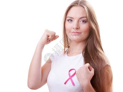 妇女打胸拳的粉色丝带与疾病作斗争保健医药和乳腺癌意识概念孤立在