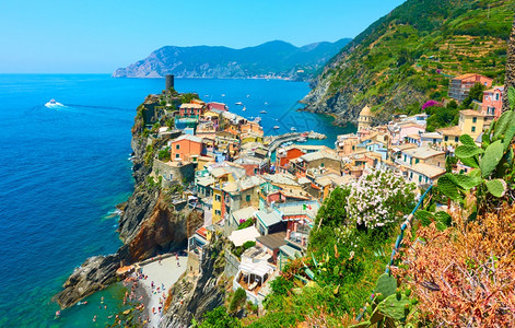 意大利辛克特尔海边悬崖的Vernazza镇图片
