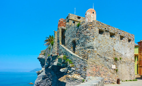 意大利古里亚州卡莫格利海边岩石上的龙座城堡图片