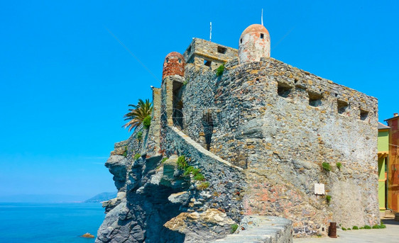 意大利古里亚州卡莫格利海边岩石上的龙座城堡图片